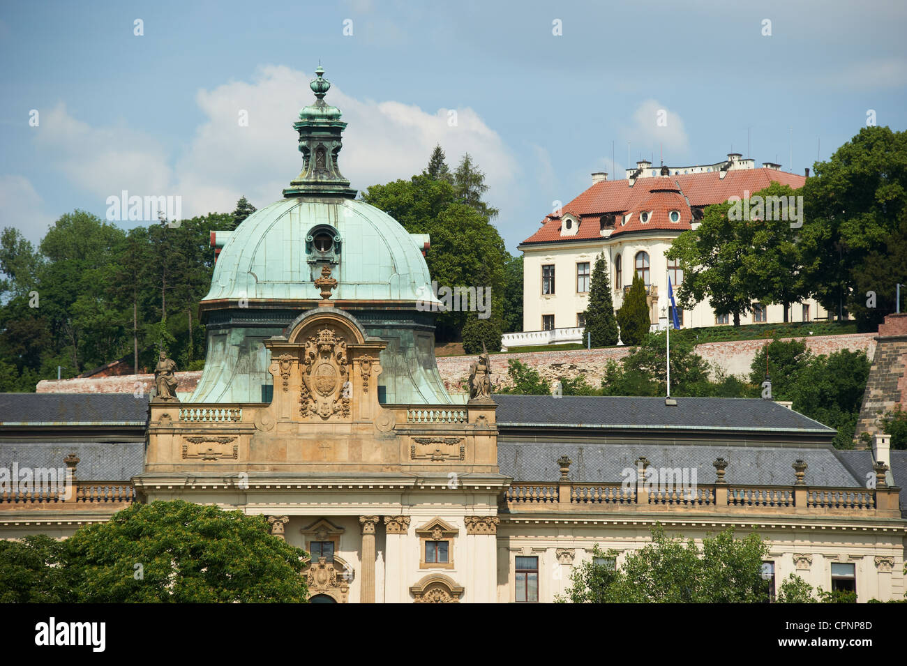Straka oder Strakova Akademie, Goverment Büro, Kleinseite, Prag, Tschechische Republik und Villa von Karel Kramar, Hradschin, Letna Stockfoto