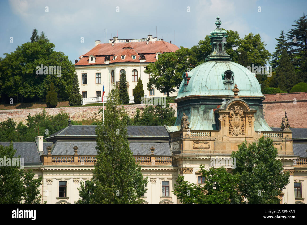 Straka oder Strakova Akademie, Goverment Büro, Kleinseite, Prag, Tschechische Republik und Villa von Karel Kramar, Hradschin, Letna Stockfoto