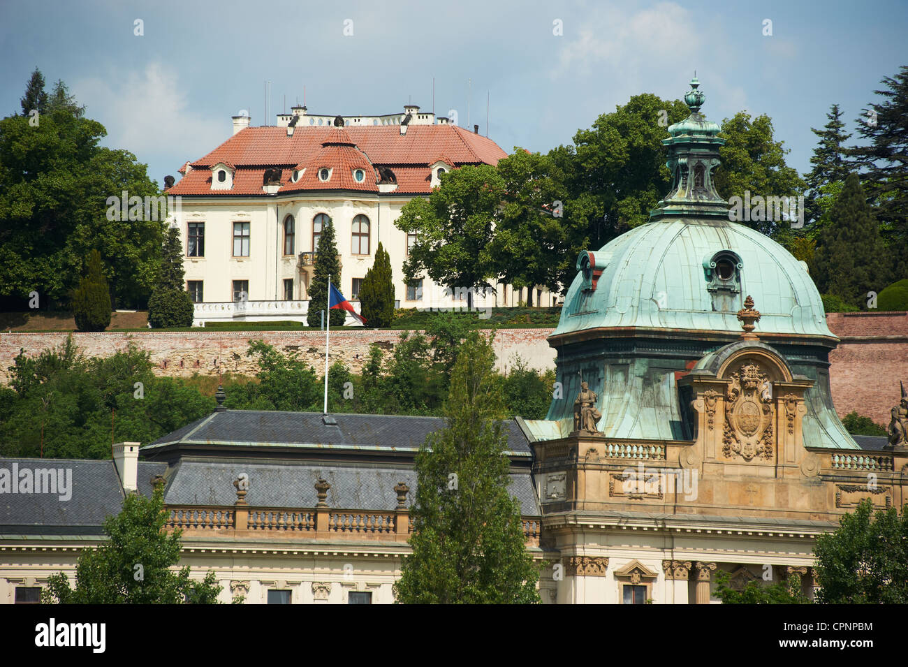 Straka oder Strakova Akademie, Goverment Büro, Kleinseite, Prag, Tschechische Republik und Villa von Karel Kramar, Hradschin, Letna Stockfoto