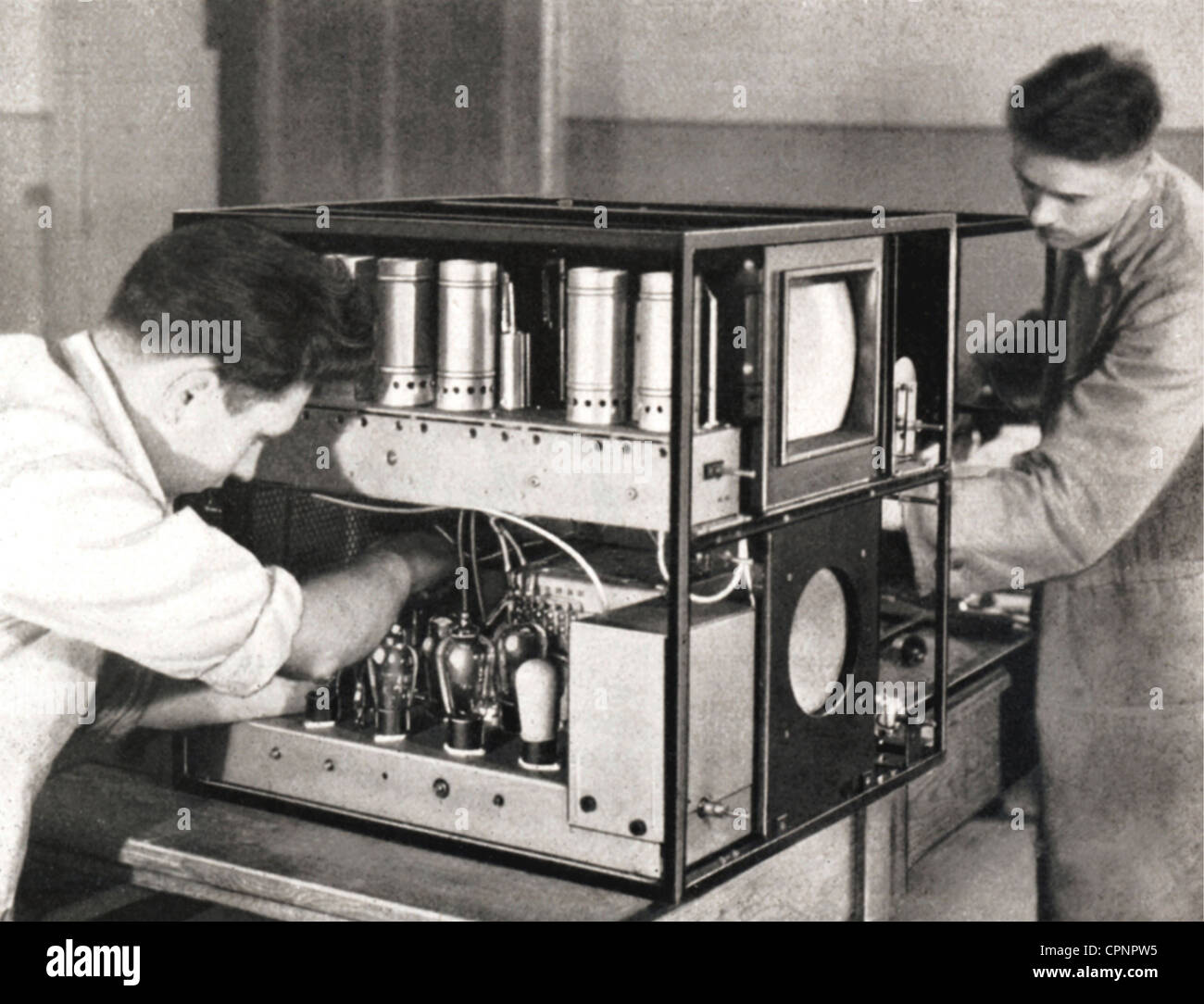 Broadcast, Fernsehen, Montage des Telefunken Fernsehempfängers FE III, Chassis, mit runder Bildröhre, Kathodenstrahlröhre mit 30 Zentimeter Durchmesser, frühdeutsches Fernsehgerät, gebaut nur in geringer Stückzahl, Berlin, Deutschland, 1934,1935, Produktion, Fernsehhersteller, Fernsehgeschichte, Technik, Technik, Technik, Geschichte der Technik, Made in Germany, 30er Jahre, Elektroingenieur, Elektrotechniker, Elektrotechniker, Elektrotechniker, Techniker, Bilder-Techniker, Cleartu nicht verfügbar Stockfoto