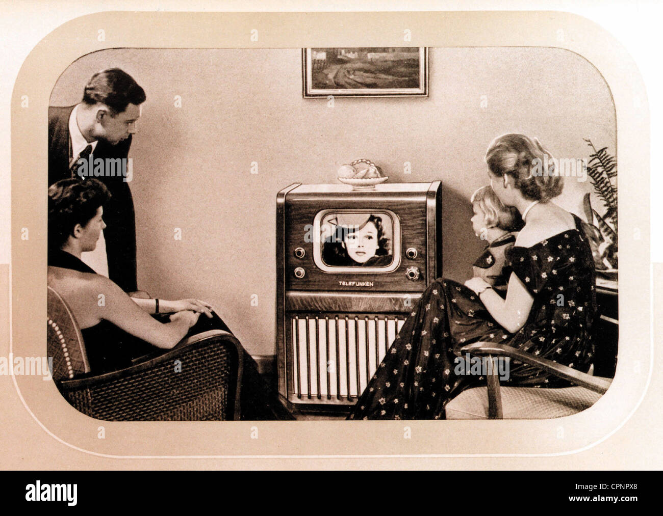 Fernsehsender, Telefunken Fernsehgerät FE 8 S, einer der ersten deutschen Nachkriegsempfänger, Familie vor dem Fernsehgerät, aus der Bedienungsanleitung, Deutschland, 1951, Zusatzrechte-Abfertigung-nicht vorhanden Stockfoto