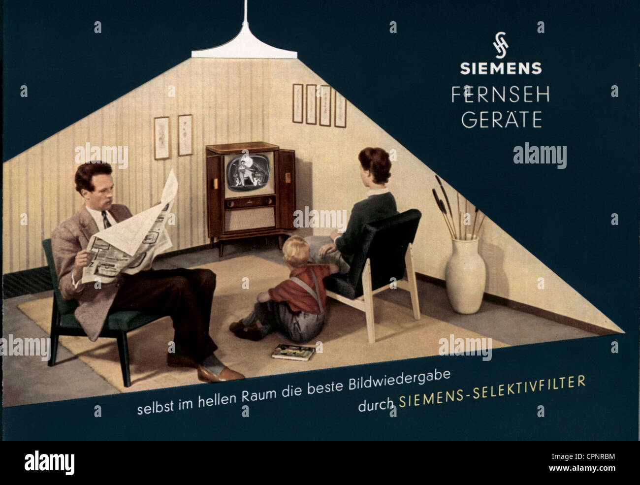 Broadcast,Fernsehen,Zuschauer,Familie im Wohnzimmer,Vater liest Zeitung,Werbung für Siemens Fernsehgerät S 653,mit 53 cm Bildschirmgröße,Röhrenfernseher,Originalpreis 1956: DM 1.468,dank dem Auge sorgfältig Siemens selektiv Filter,der Fernsehbildschirm war stark kontrastiert,der Raum darf nicht beschattet werden,Deutschland,1956,Zeitungsleser,Mutter,Mütter,Sohn,Söhne,Fernsehsender,Fernsehprogramme,Fernsehprogramme,Fernsehprogramme,Fernsehprogramme,Fernsehprogramme,TV,TV,TV-Programme,TV,TV-Programme,TV,TV,TV-Programme,TV,TV-Programme,TV,TV,TV-Programme,TV,TV-Programme,TV,TV,TV-Programme,TV,TV-Programme,TV,TV,mehr Stockfoto