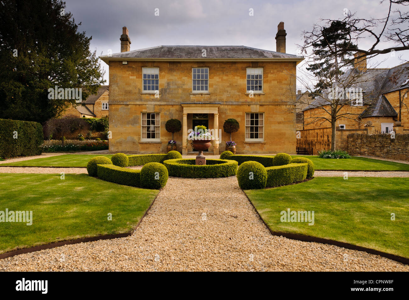 Perfekt symmetrische Honig farbigen Cotswold Steinhaus und seinen Vorgarten, Broadway, Worcestershire, Cotswolds, UK Stockfoto