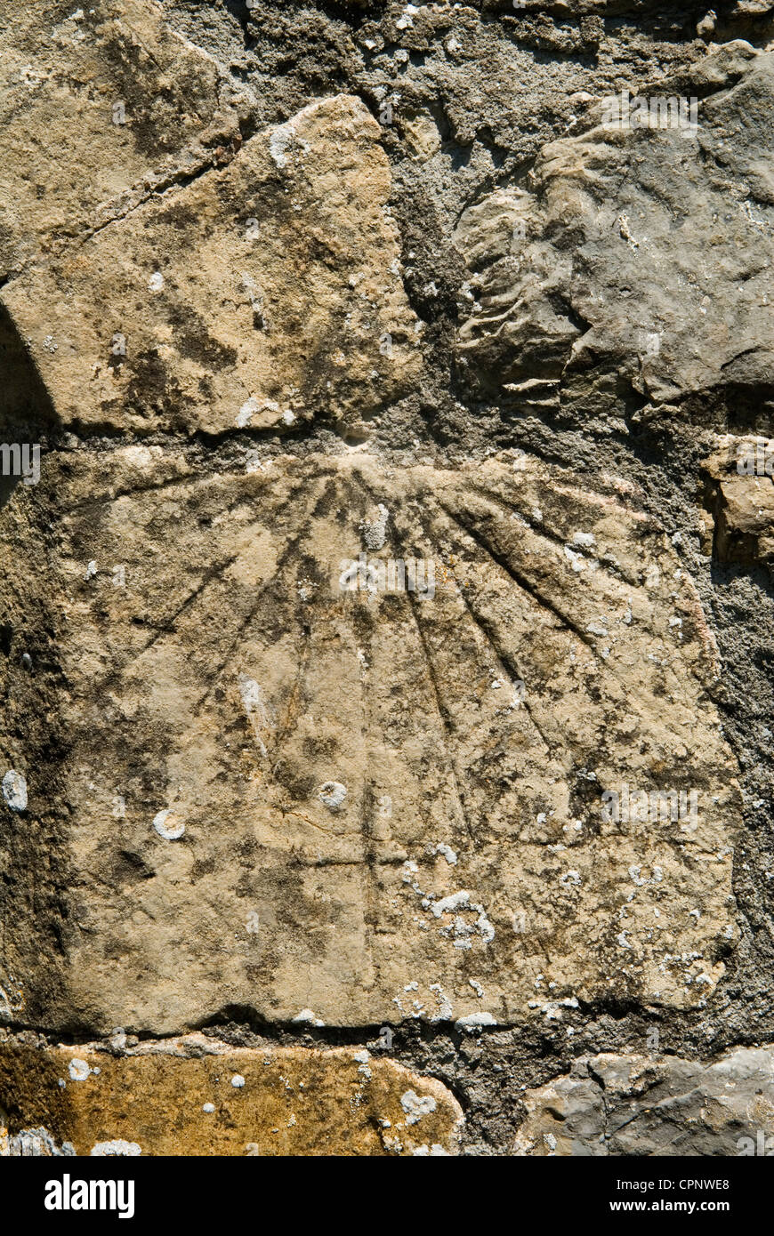 Scratch Dial an der Wand der Marienkirche, das benutzt wird, um die Zeit der Sonntagsmesse zu erzählen. Vor der Reformation, als Uhren nicht erfunden wurden. East Quantockhead, Somerset, England 29. Mai 2012 2010, Vereinigte Staaten von Amerika HOMER SYKES Stockfoto