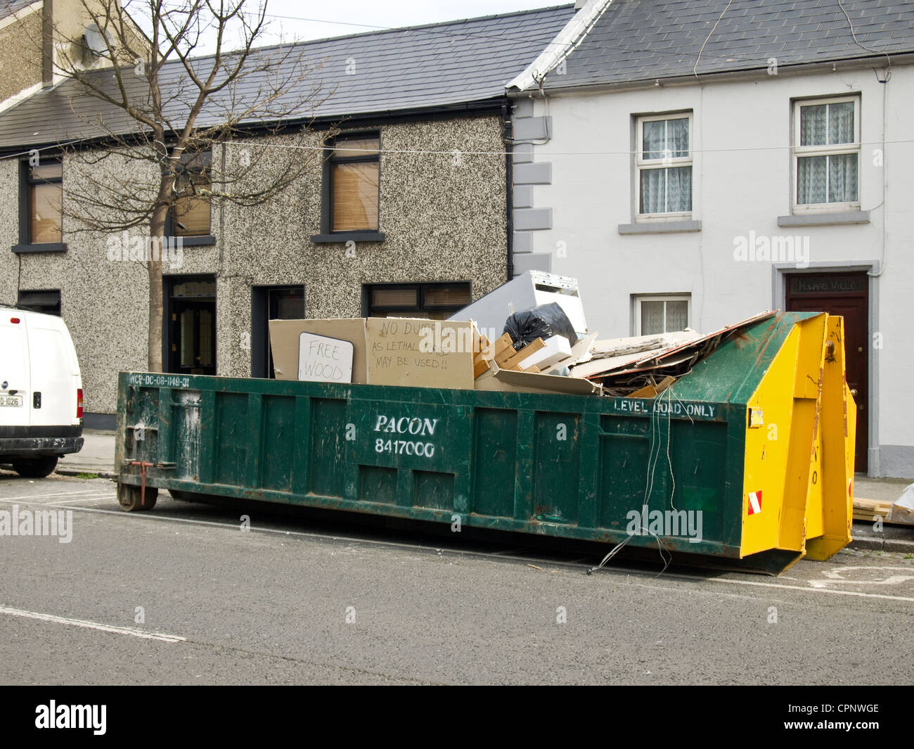 Humorvolle Anzeichen auf eine große überspringen oder Müllcontainer in Skerries, County Dublin, Irland Stockfoto