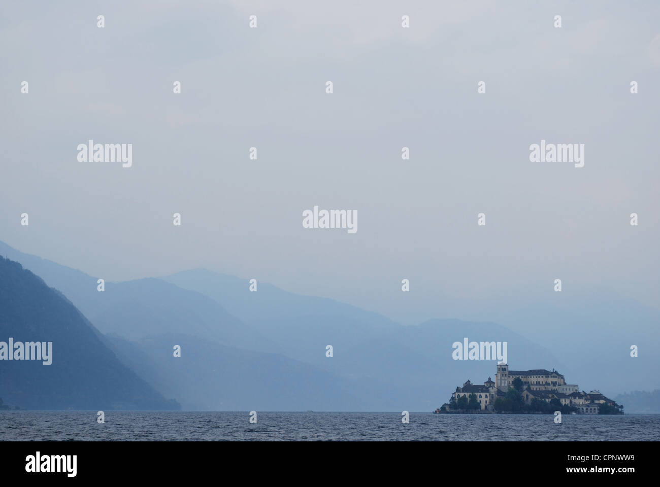 Orta-See in einem Herbsttag mit Insel Orta St. Giulio und Alpen im Hintergrund, Piemont, Italien Stockfoto
