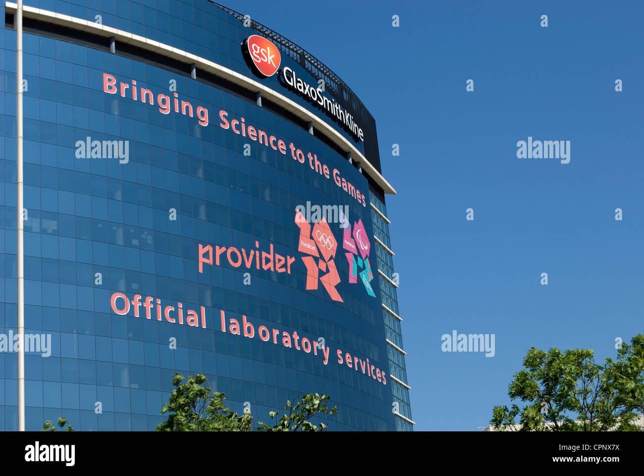 Hauptsitz von Gsk, Glaxo Smith Kline, mit 2012 Olympischen Spielen Logo in Anbetracht des Unternehmens bei der Bereitstellung von Drogentests für Spiele Stockfoto