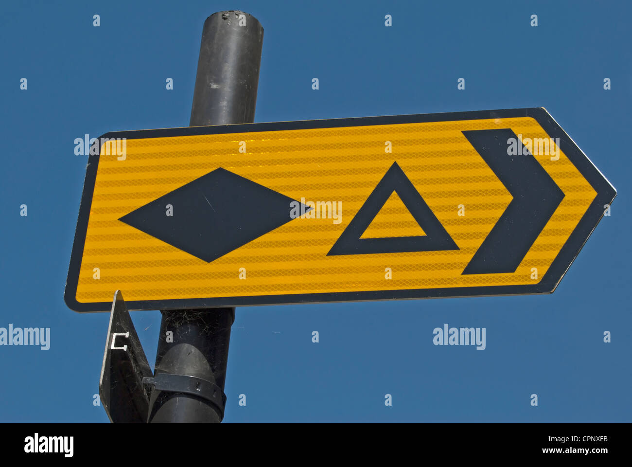 Verkehrsschild mit Symbolen an der Abzweigung Routen Stockfoto