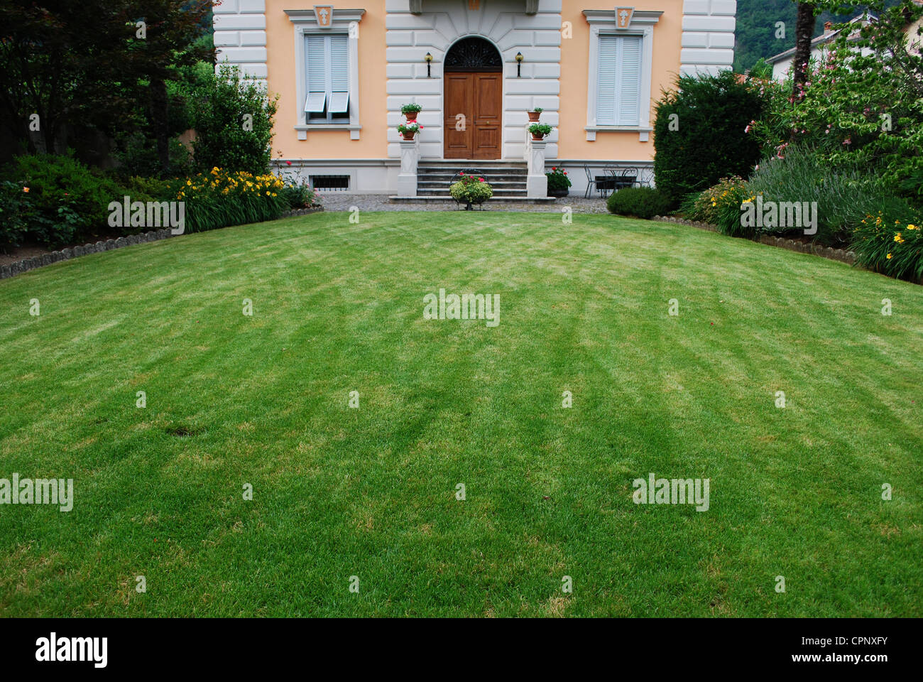 Frisch geschnittenen Rasen im Garten vor einer schönen alten Villa, Italien Stockfoto