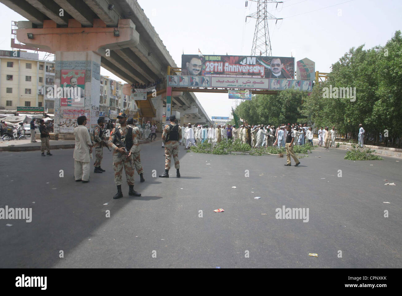 Rangers Jawan Kontrolle der Situation nach Protest von verbotenen Sipah-e-Sahaba Arbeitern. Die Straße war blockiert, während der Verkehr angehalten n blieb gesehen die Überfahrt auf die andere Seite der Straße von Rangers Personal in Karatschi 29. Mai 2012 Fluchtversuch wurden Stockfoto