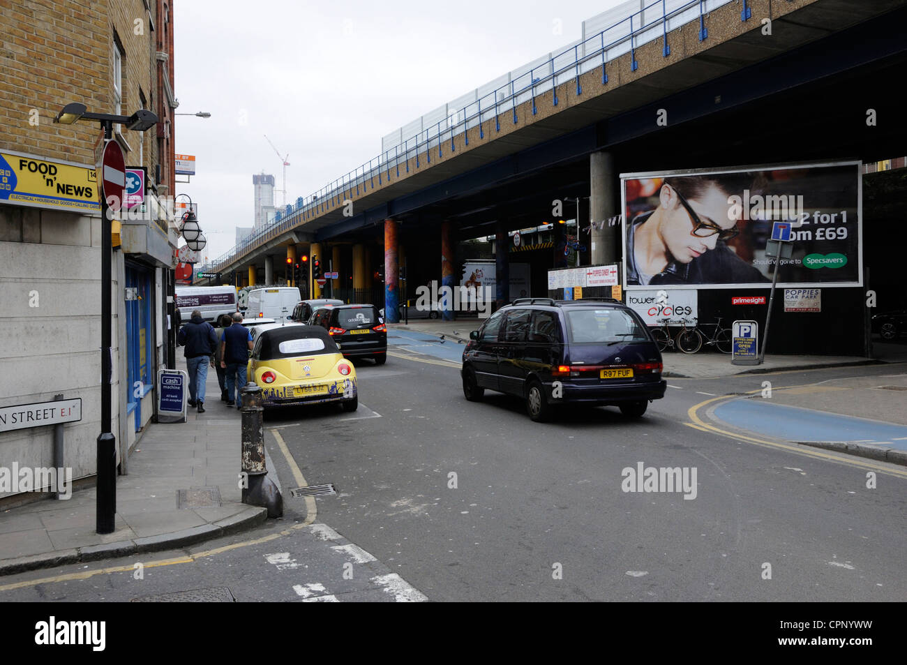 Die Kreuzung der Fähnrich Street und Cable Street, London. Stockfoto