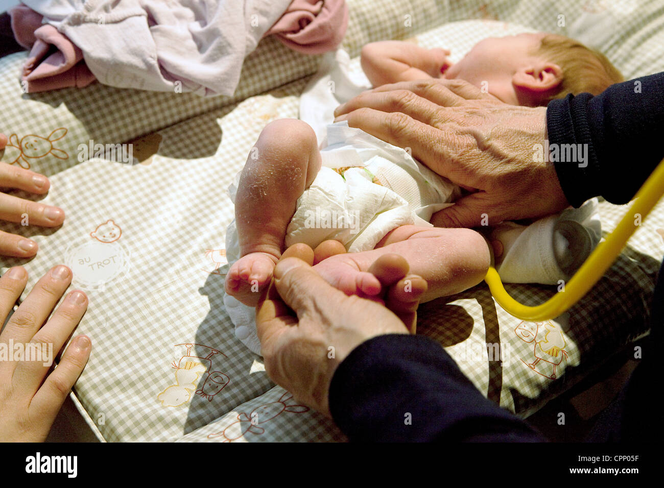 NEUGEBORENES BABY IN ABSPRACHE Stockfoto