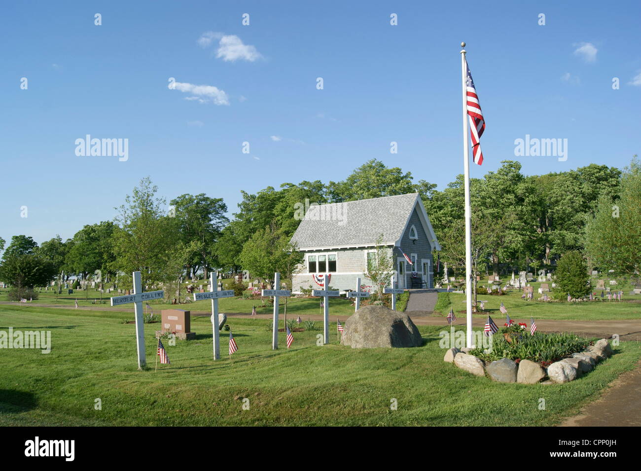 Kapelle in Grove Cemetery dekoriert mit amerikanischen Flaggen und Wimpel am 28. Mai 2012, Memorial Day, Belfast, Maine, USA. Memorial Day ist ein Feiertag zu Ehren der gefallene Soldaten. Stockfoto