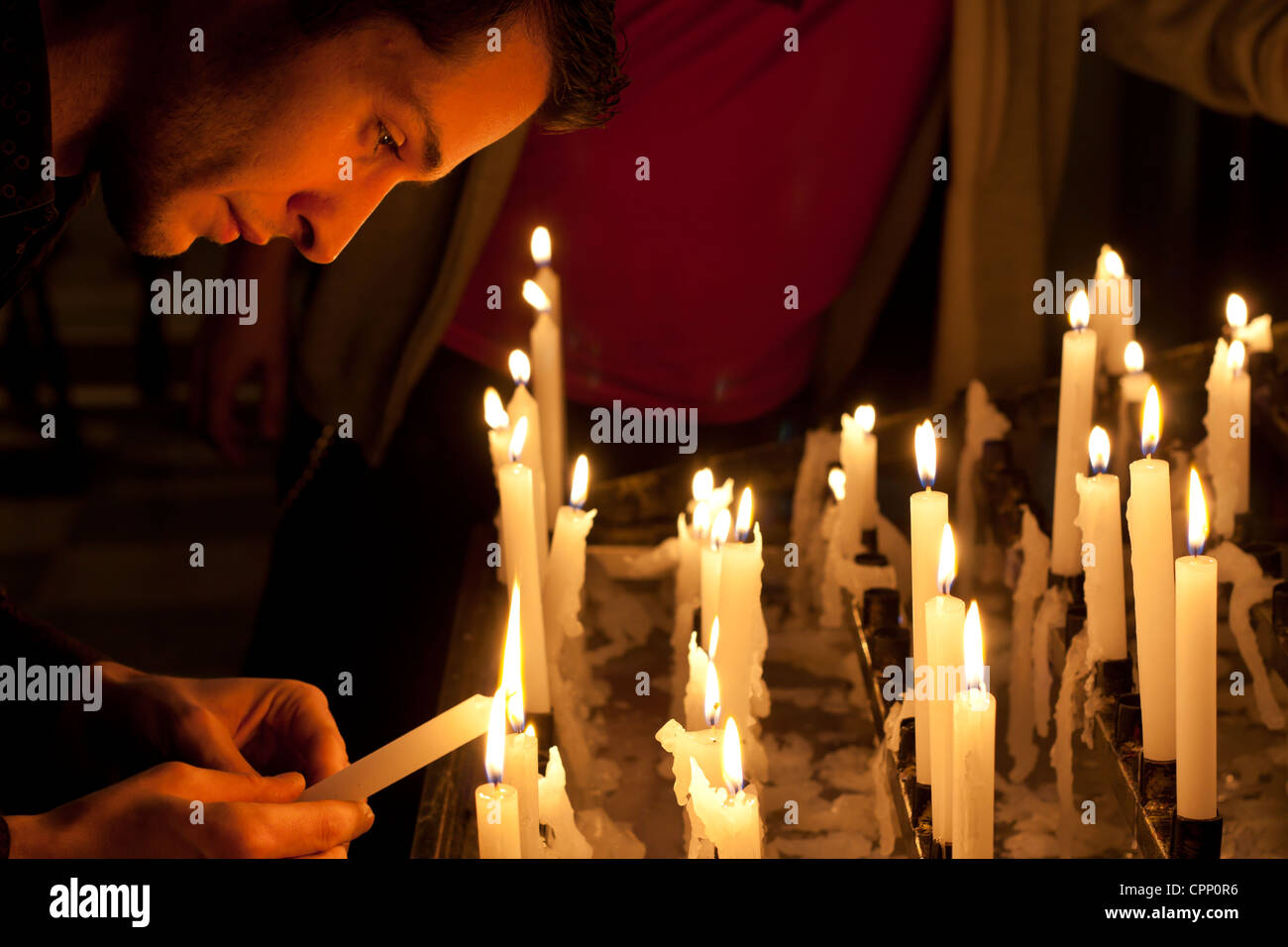 Gebet in der Kirche und Kerzen Stockfoto