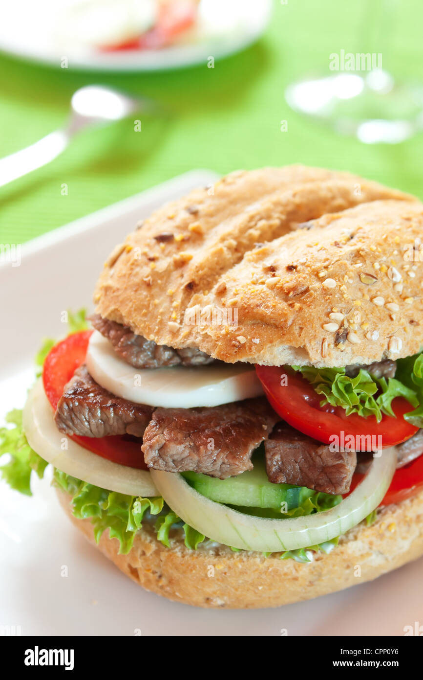 Frische und gesunde Sandwich mit Gemüse und Rindfleisch in Scheiben geschnitten Stockfoto