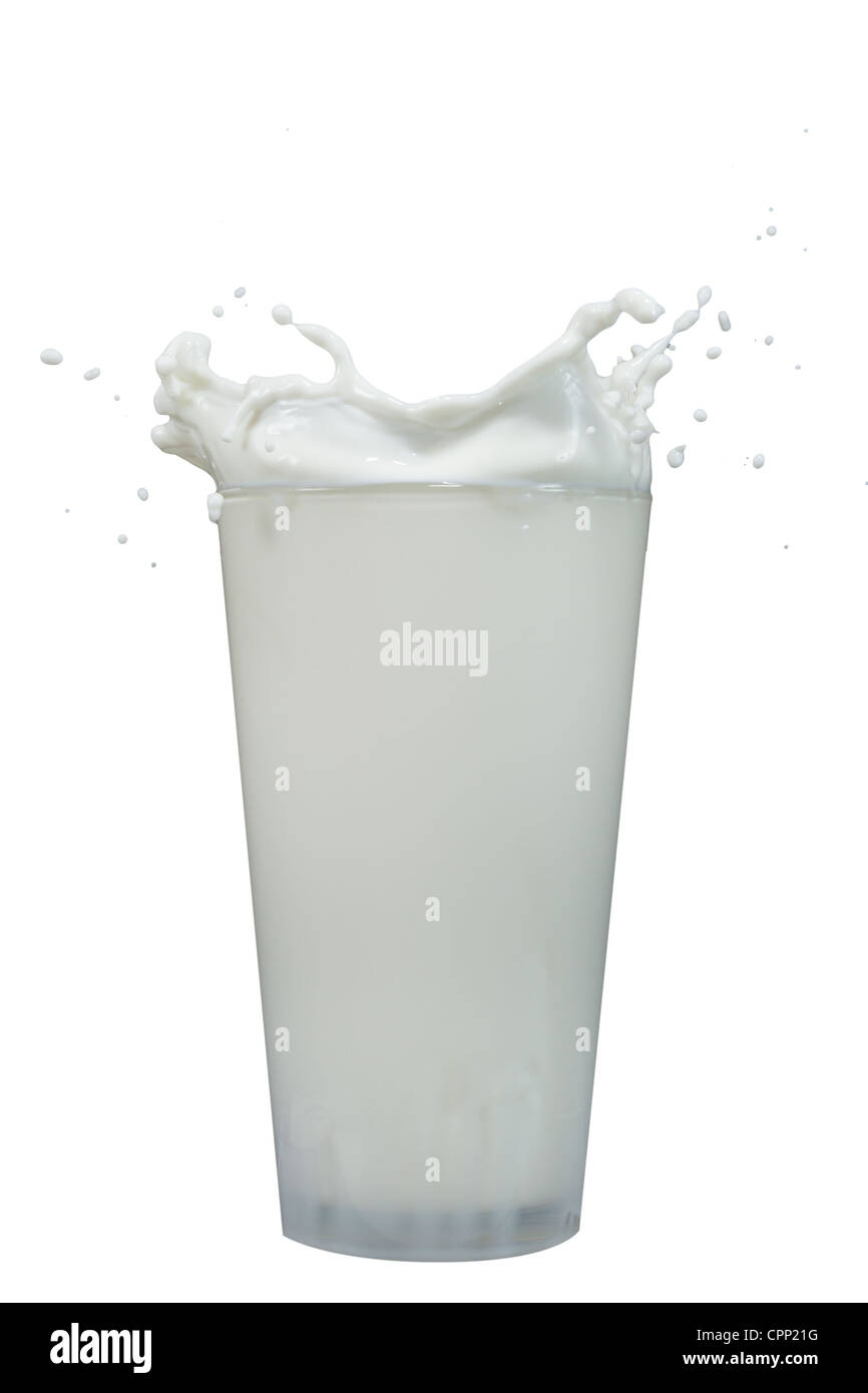 Milch spritzt aus dem Glas Stockfoto