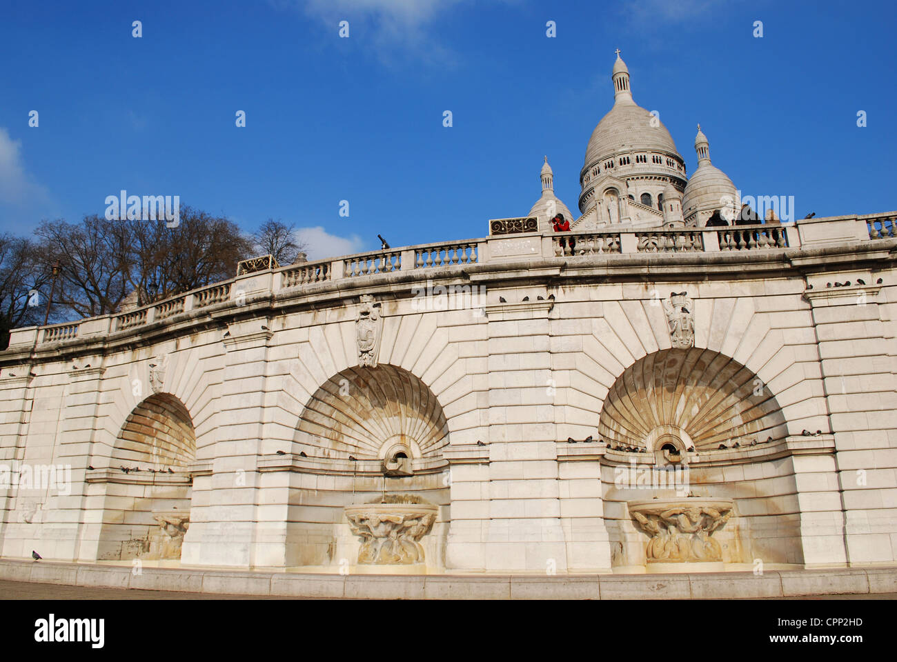 Die Basilika Sacre Coeur auf blauen Himmel, Montmartre, Paris, Frankreich Stockfoto