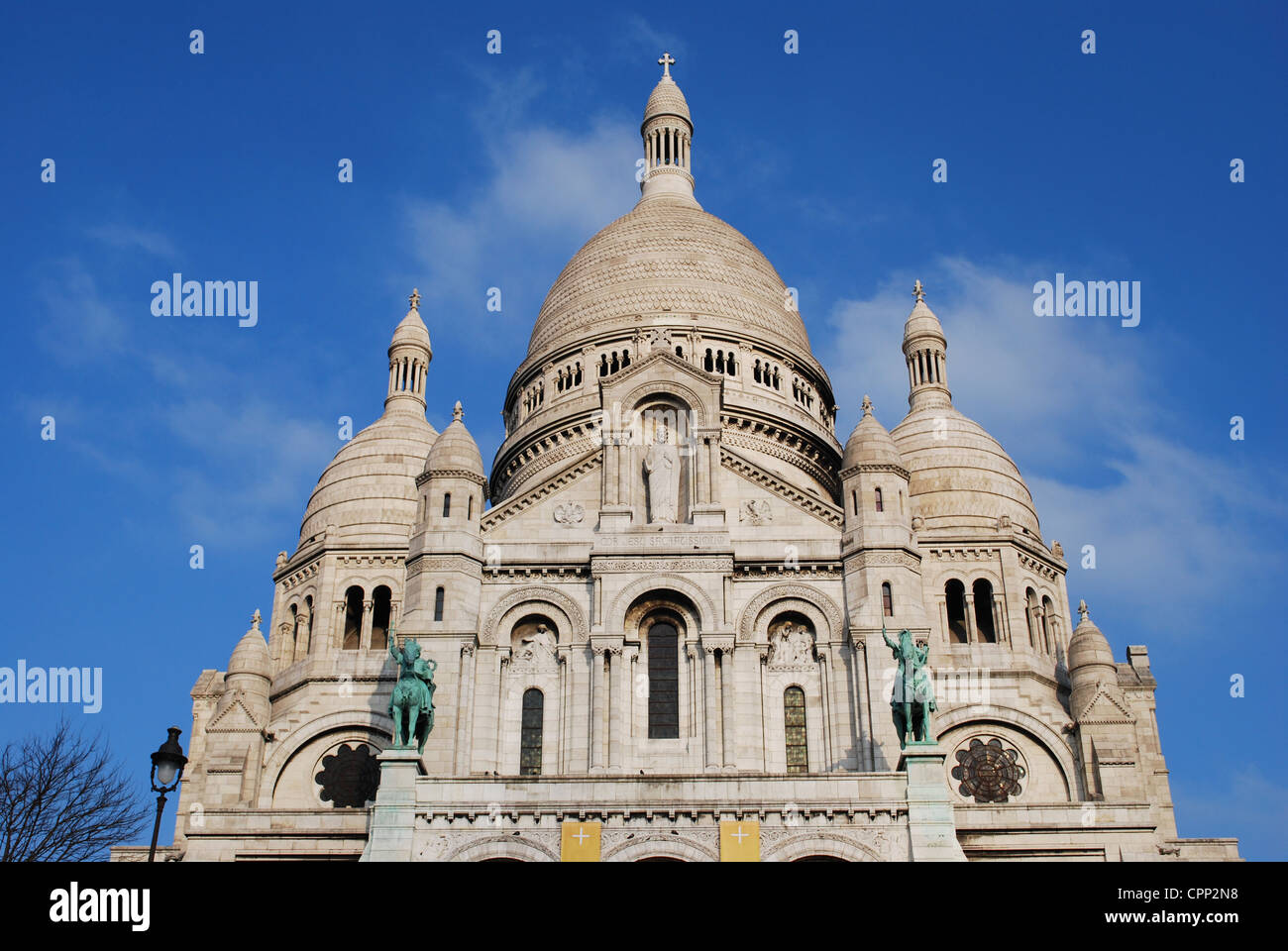 Die Basilika Sacre Coeur auf blauen Himmel, Montmartre, Paris, Frankreich Stockfoto