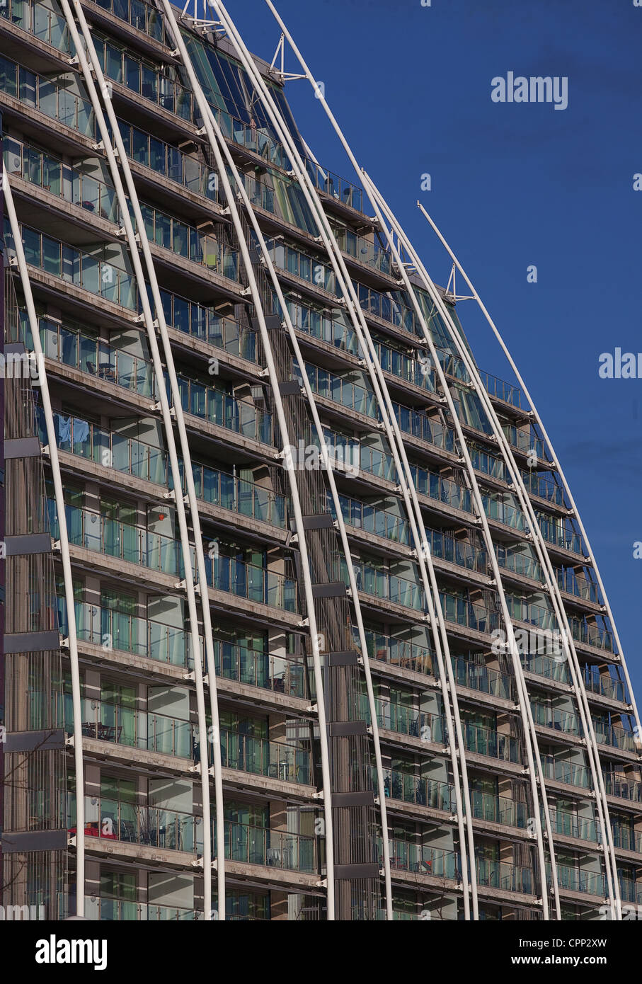 Salford Quays NV Gebäude Glanz in der Wintersonne Sahar Daftary, 24, aus London, fiel von einem 17-geschossige NV Gebäude Stockfoto