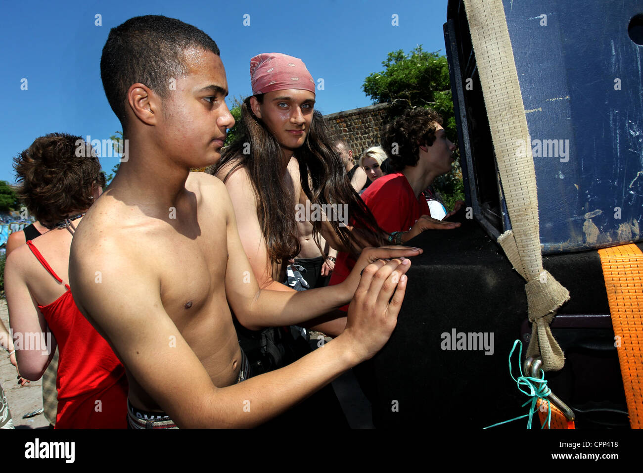 Illegale Schüler schwärmen noch im Gange am Morgen danach in einem Feld in Falmer, East Sussex, UK. Stockfoto