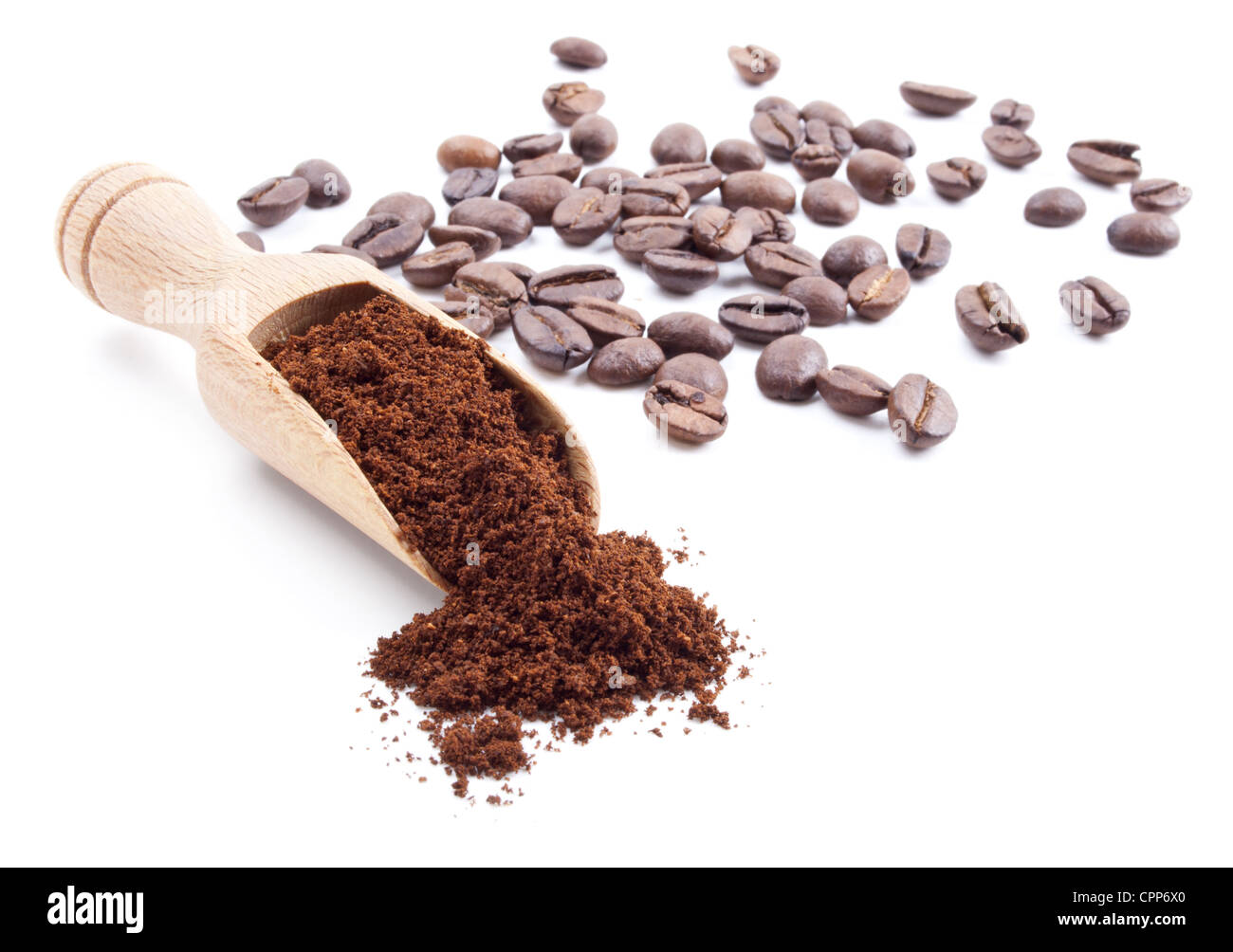 Kaffeepulver und Kaffeebohnen isoliert auf weißem Hintergrund Stockfoto
