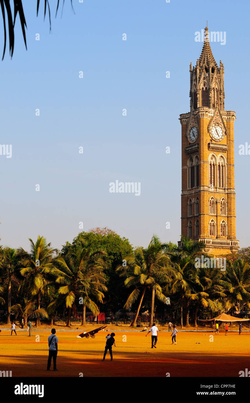 Rajabai Clock Tower und Cricket auf ovale Maiden, Mumbai, Indien Stockfoto