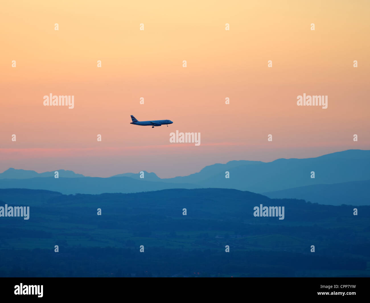 Tief fliegenden Flugzeug in einer schottischen Sonnenuntergang, Glasgow, Schottland, Großbritannien, Europa Stockfoto