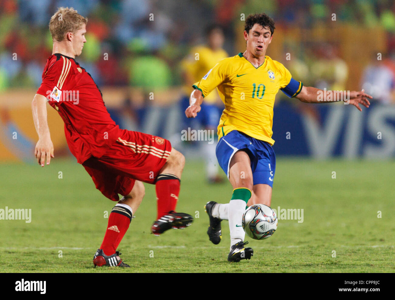 Brasilien-Team-Kapitän Giuliano (R) Herausforderungen während einer FIFA-U20-WM-Viertelfinalspiel Deutschland Kapitän Florian Jungwirth (L) Stockfoto