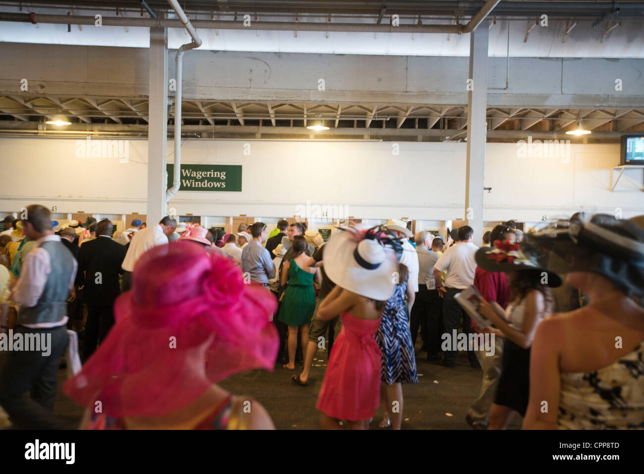 23. Februar 2012 - Louisville, Kentucky, USA - Kentucky Derby Teilnehmer durchlesen Fahrerlager am Kirche-Hügel-Downs in Louisville, Kentucky Derby Besucher Platz ihre Wetten. (Kredit-Bild: © Jed Conklin/ZUMAPRESS.com) Stockfoto