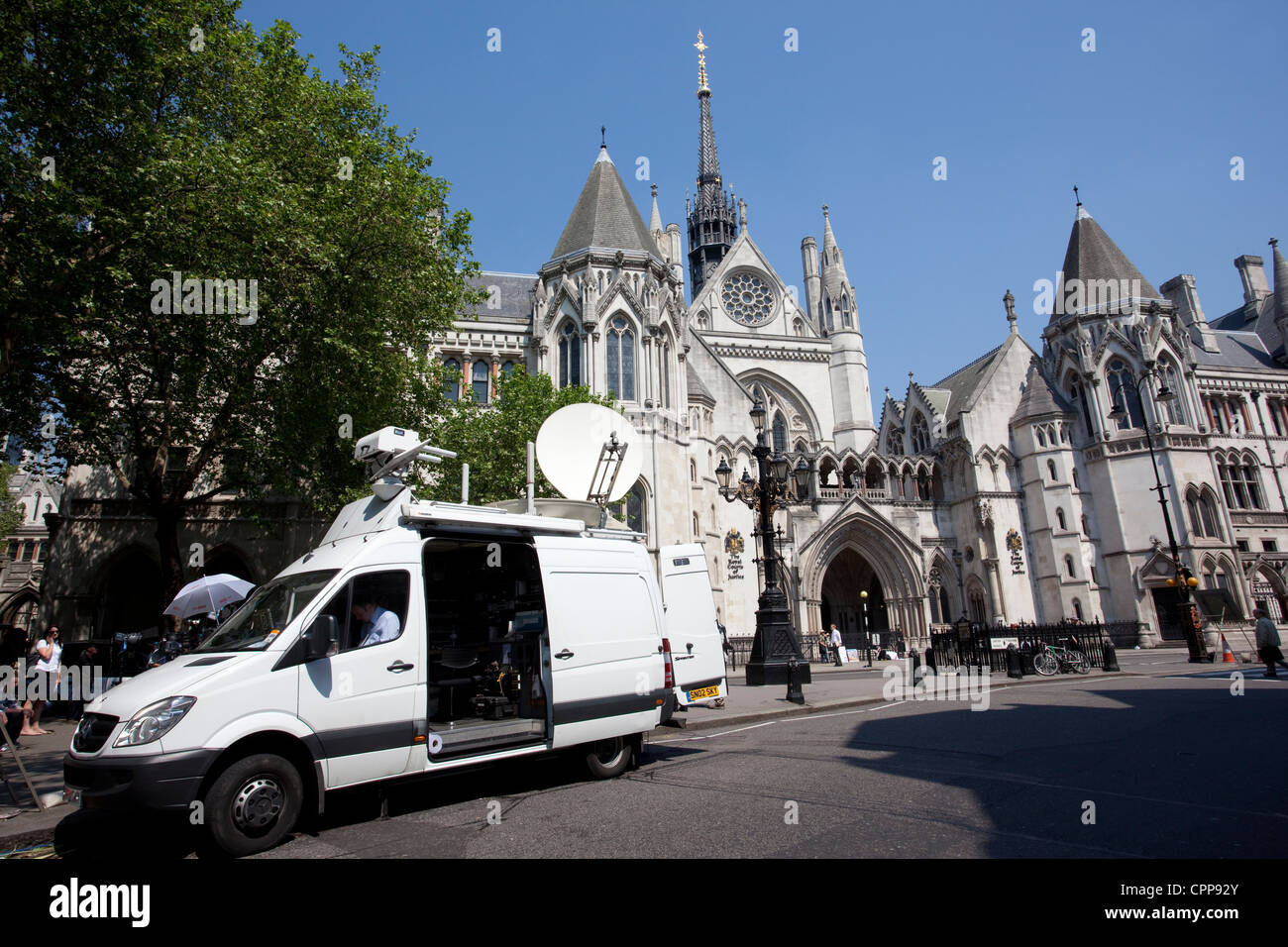 Fernsehen bearbeiten van parkten außerhalb der Royal Courts of Justice, High Court, London, England, UK. Stockfoto