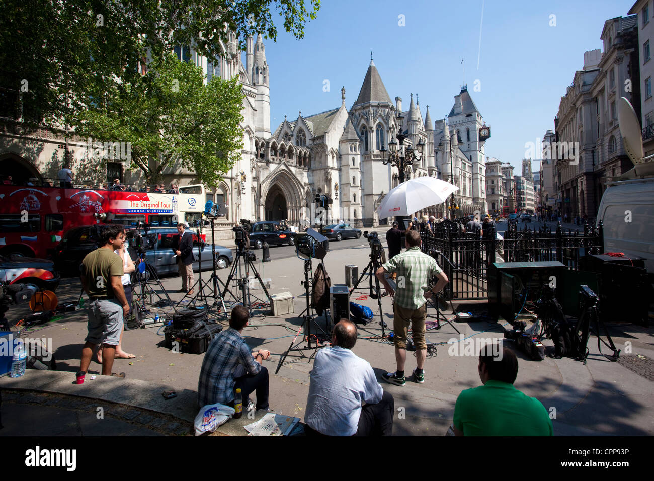Fernsehteams Kamera warten in der Sonne außerhalb der Royal Courts of Justice, High Court, London, England, UK. Stockfoto