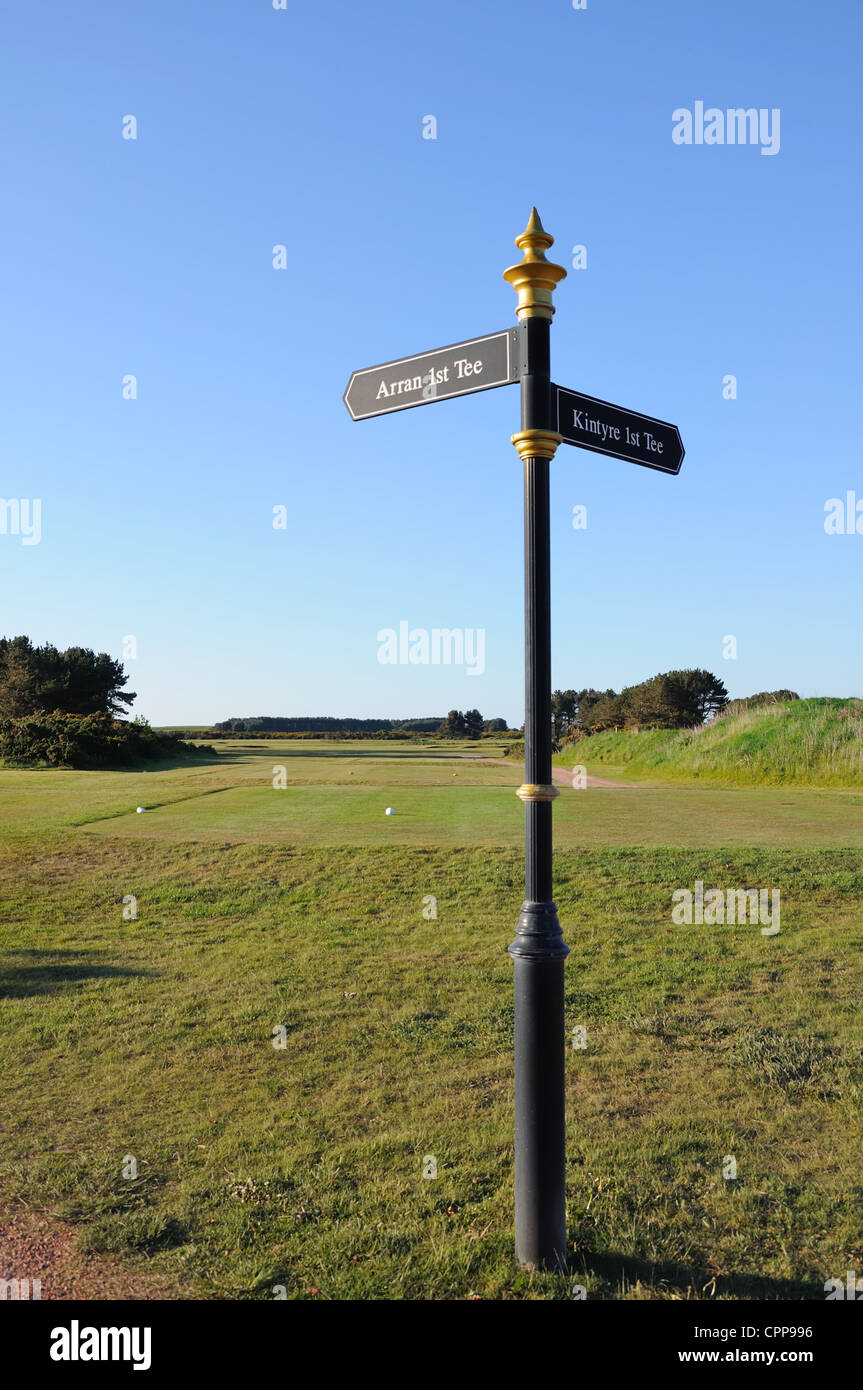 Wegweiser zeigen Richtungen zum Weg von den Bereichen auf Turnberrys Golfplätzen abschlagen. Stockfoto