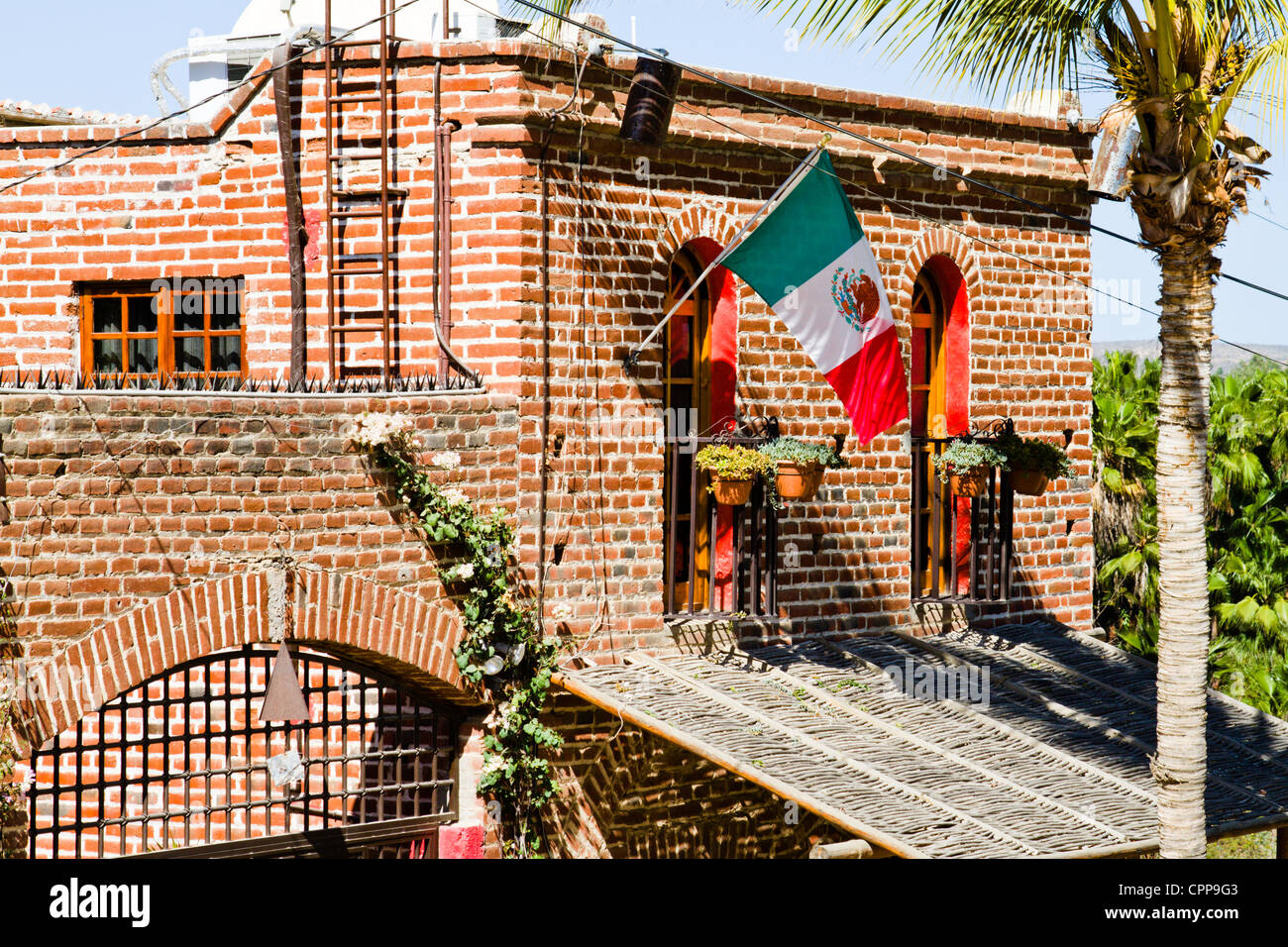 Mexico house mexican flag -Fotos und -Bildmaterial in hoher Auflösung –  Alamy