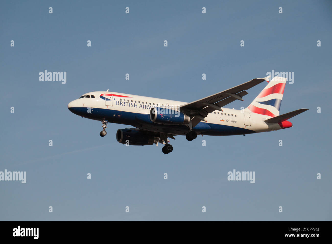 Die British Airways Airbus A319-131 (G-EUOG) über den Boden am Flughafen Heathrow, London, UK. Feb 2012 Stockfoto