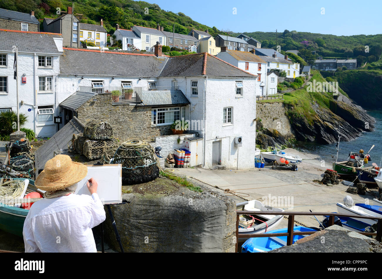 Ein Künstler malt die friedliche Szene am Portloe in Cornwall, Großbritannien Stockfoto