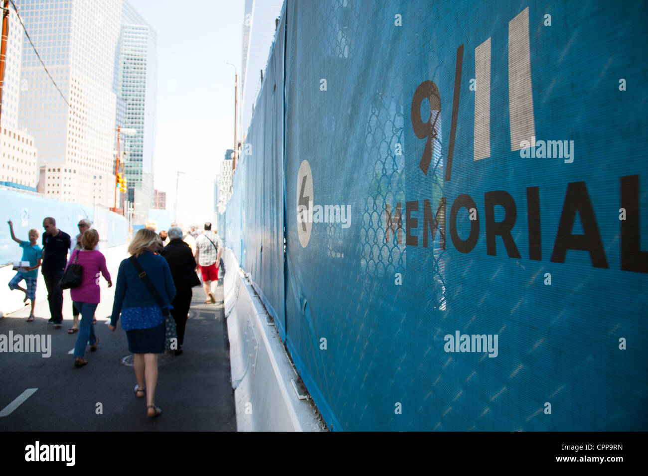 zu Fuß zum 9/11 Gedenkstätte vorbei an den Bau, Wegweiser Weg New York City Manhattan Symbol ikonischen Stockfoto
