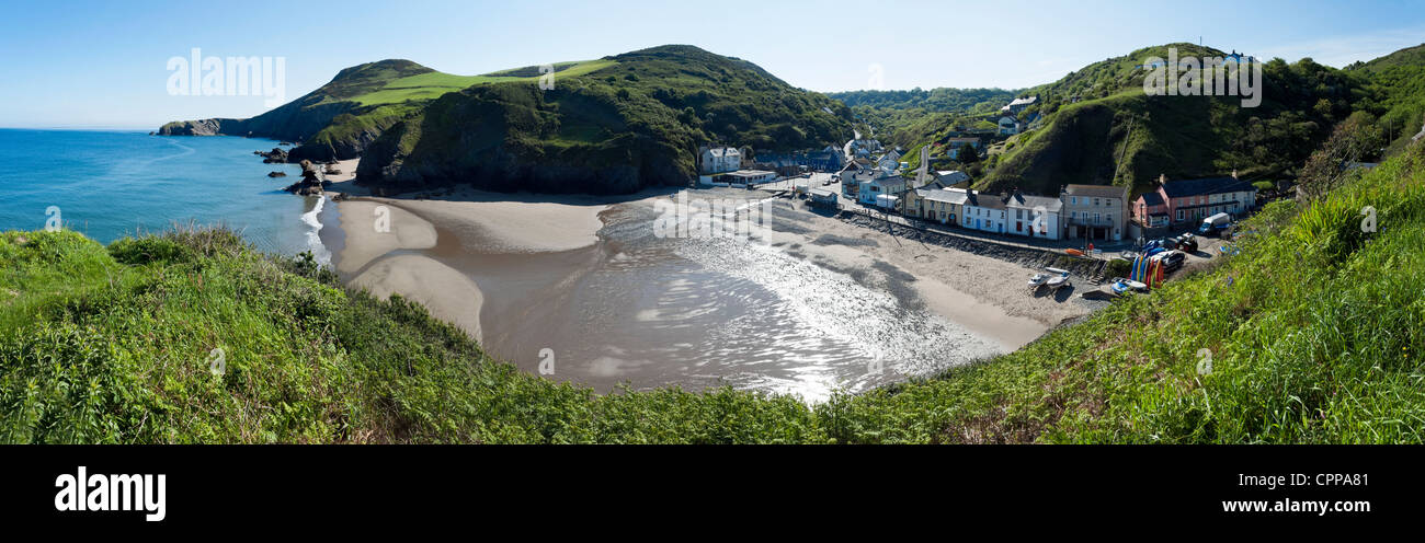 Panoramablick auf sonnigen Llangrannog Dorf im Westen von Wales mit Meer-Sand-Hügel und Häuser Stockfoto