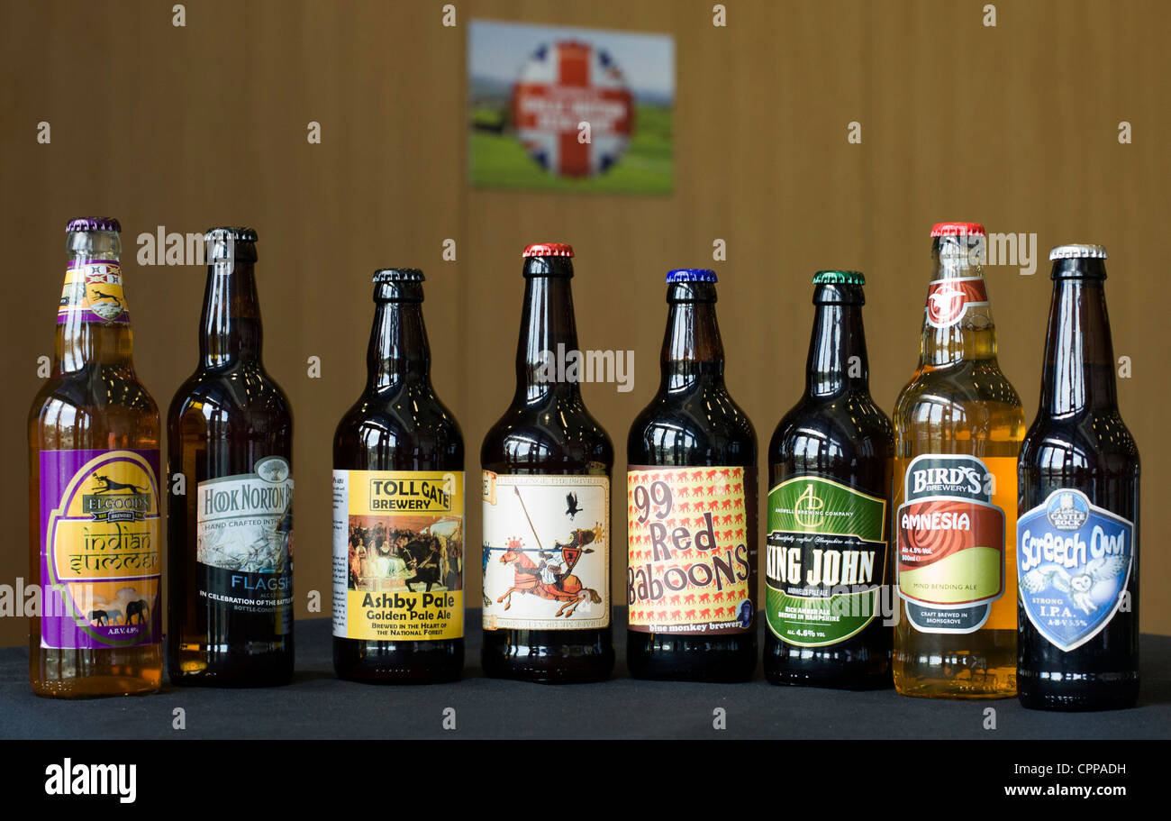 Flaschen Real Ale Bier gebraut in England. Die Brauereien, die sie machen geben ihnen unverwechselbare Namen und bunte Aufkleber. Stockfoto