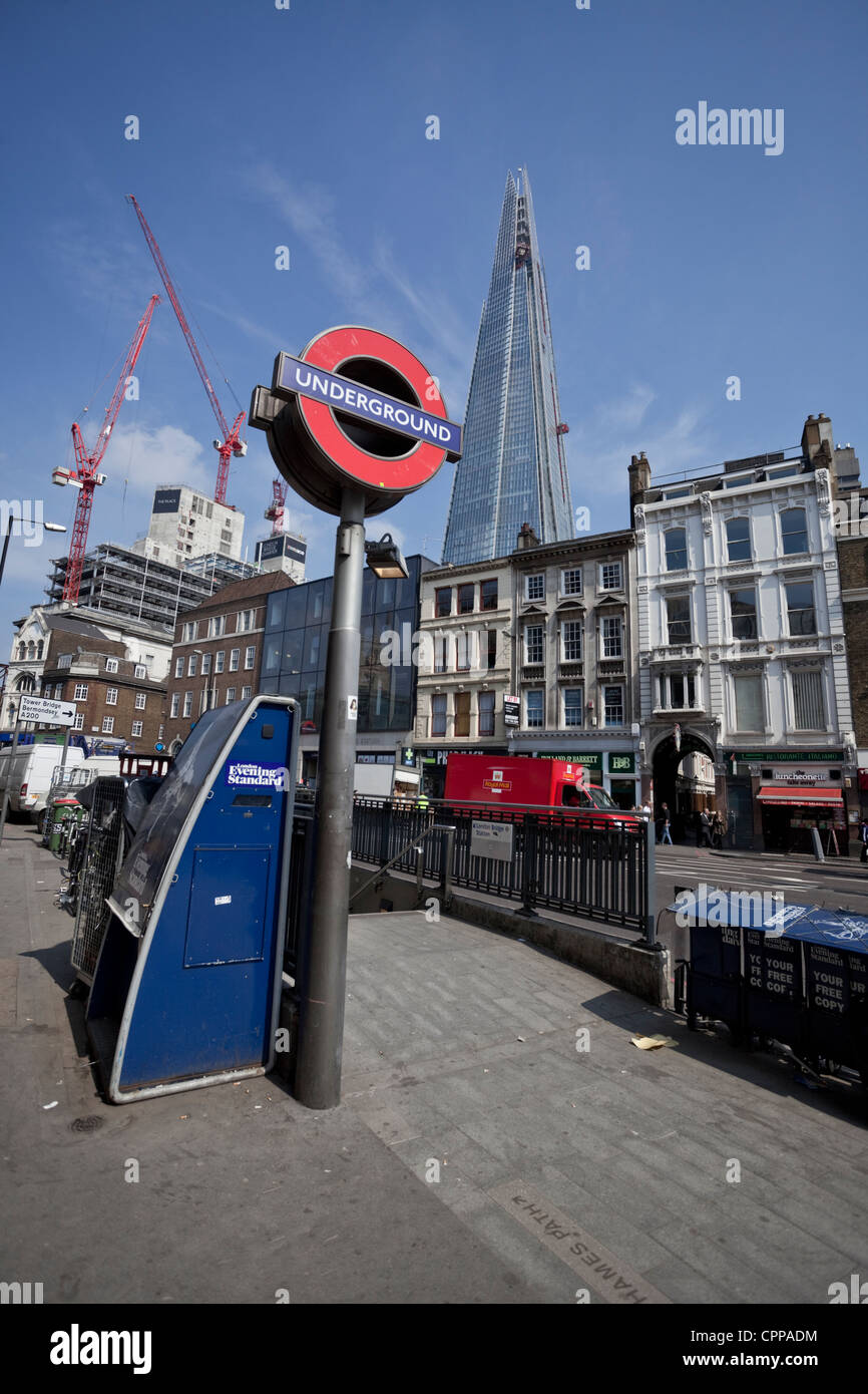 Die Scherbe gesehen von einem der Eingänge zum unterirdischen Bahnhof London Bridge, London, England, UK Stockfoto