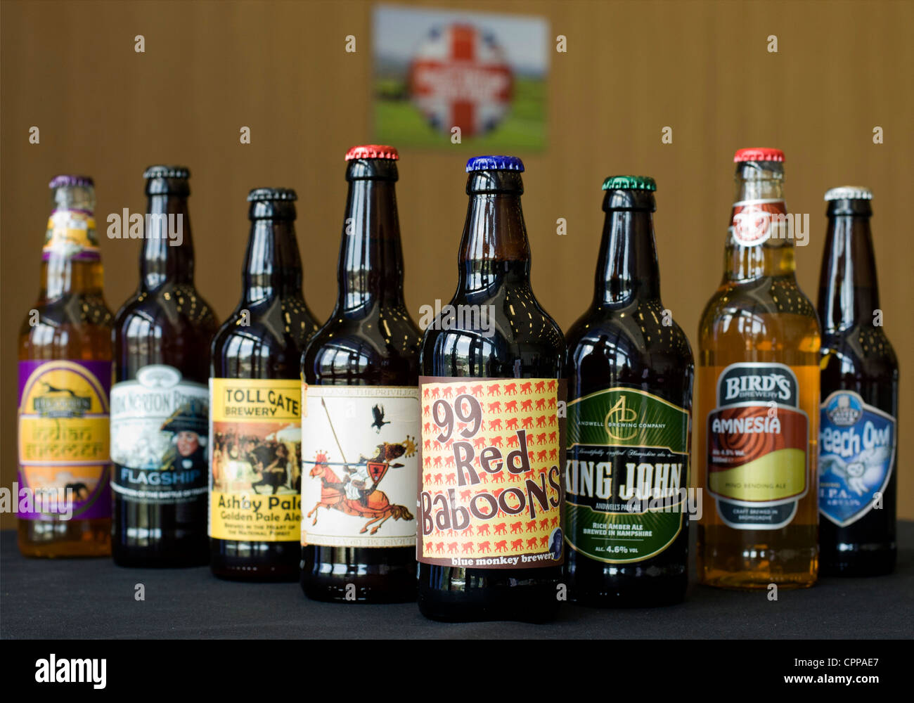 Flaschen Real Ale Bier gebraut in England. Die Brauereien, die sie machen geben ihnen unverwechselbare Namen und bunte Aufkleber. Stockfoto