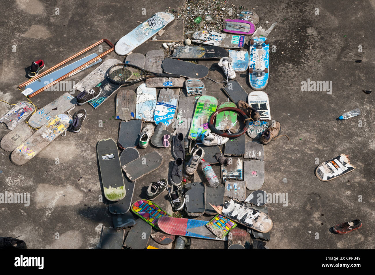 Londoner Southbank Riverside Damm Hungerford Bridge Unterstützung Sockel skateboard Friedhof gebrochenen Boards räder Trainer Stockfoto