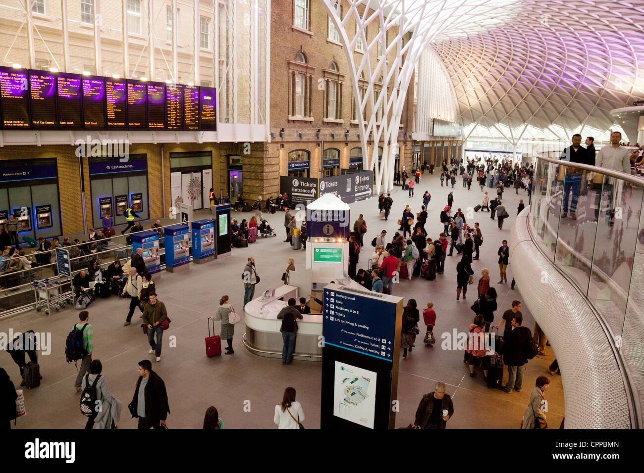 Menschen auf dem Zusammentreffen am Bahnhof Kings Cross, London, UK Stockfoto