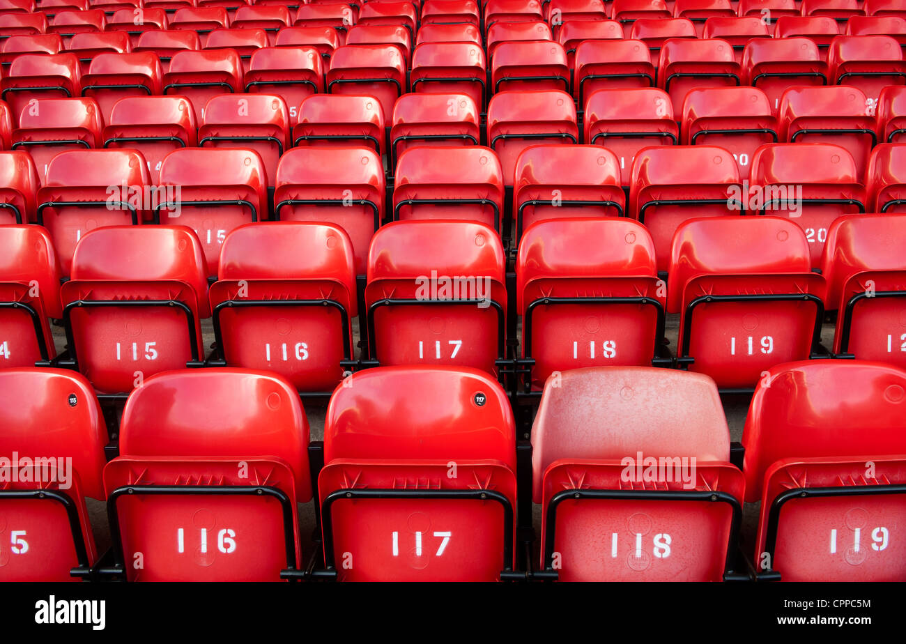 Rote Sitze in der Kop an der Anfield Road, Heimat von Liverpool Football Club, beim Stadion leer ist. Stockfoto