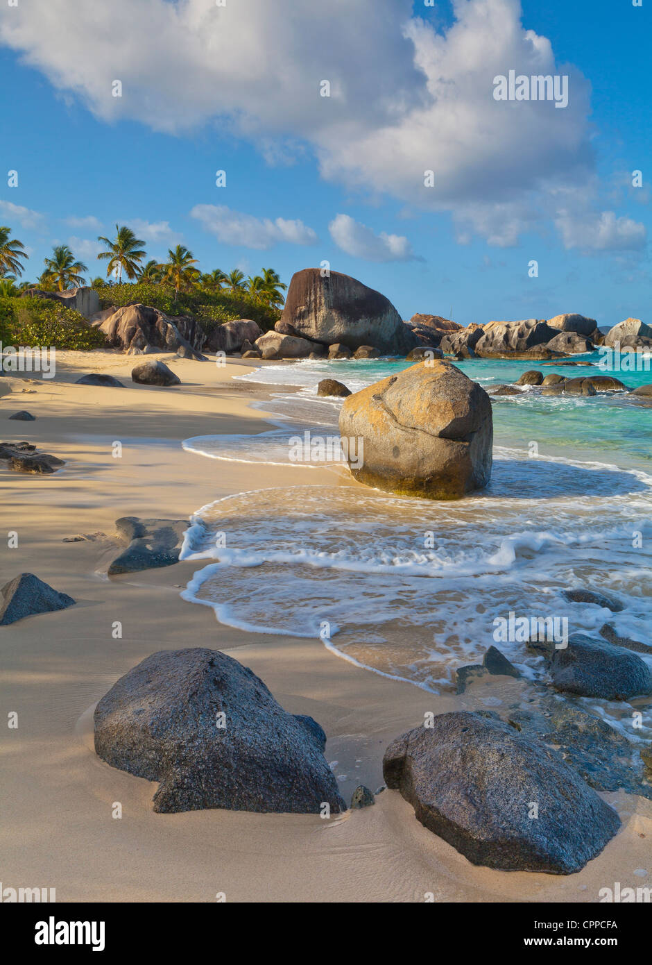 Virgin Gorda, Britische Jungferninseln, Karibik Morgen Sonne glitzert die Surf und Rock Muster am kleinen Trunk Bay Stockfoto