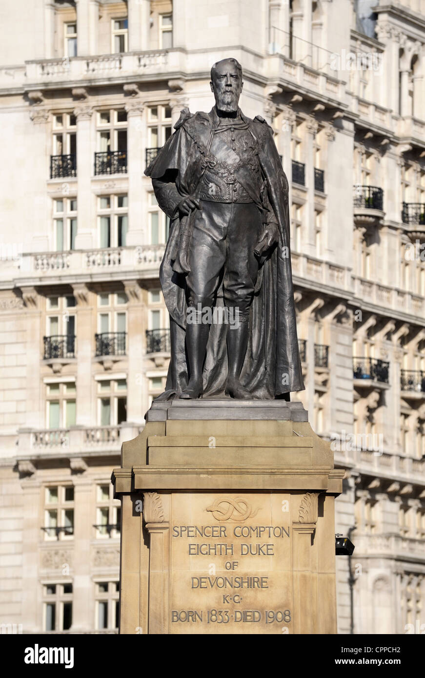 Statue des britischen Staatsmannes Spencer Compton Cavendish, 8. Duke of Devonshire, vom Bildhauer Herbert Hampton. Whitehall, London Stockfoto