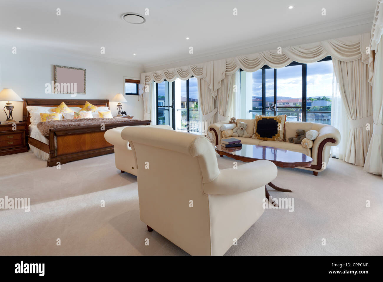 Geräumiges Schlafzimmer im Luxus-Haus mit Blick aufs Wasser Stockfoto