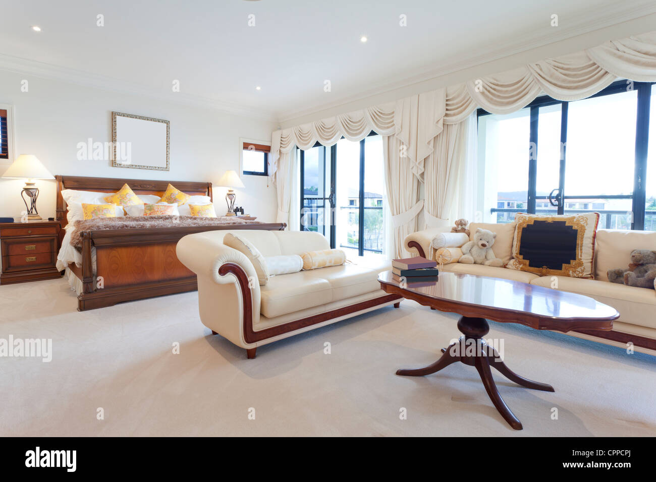 Geräumiges Schlafzimmer im Luxus-Haus mit Blick aufs Wasser Stockfoto