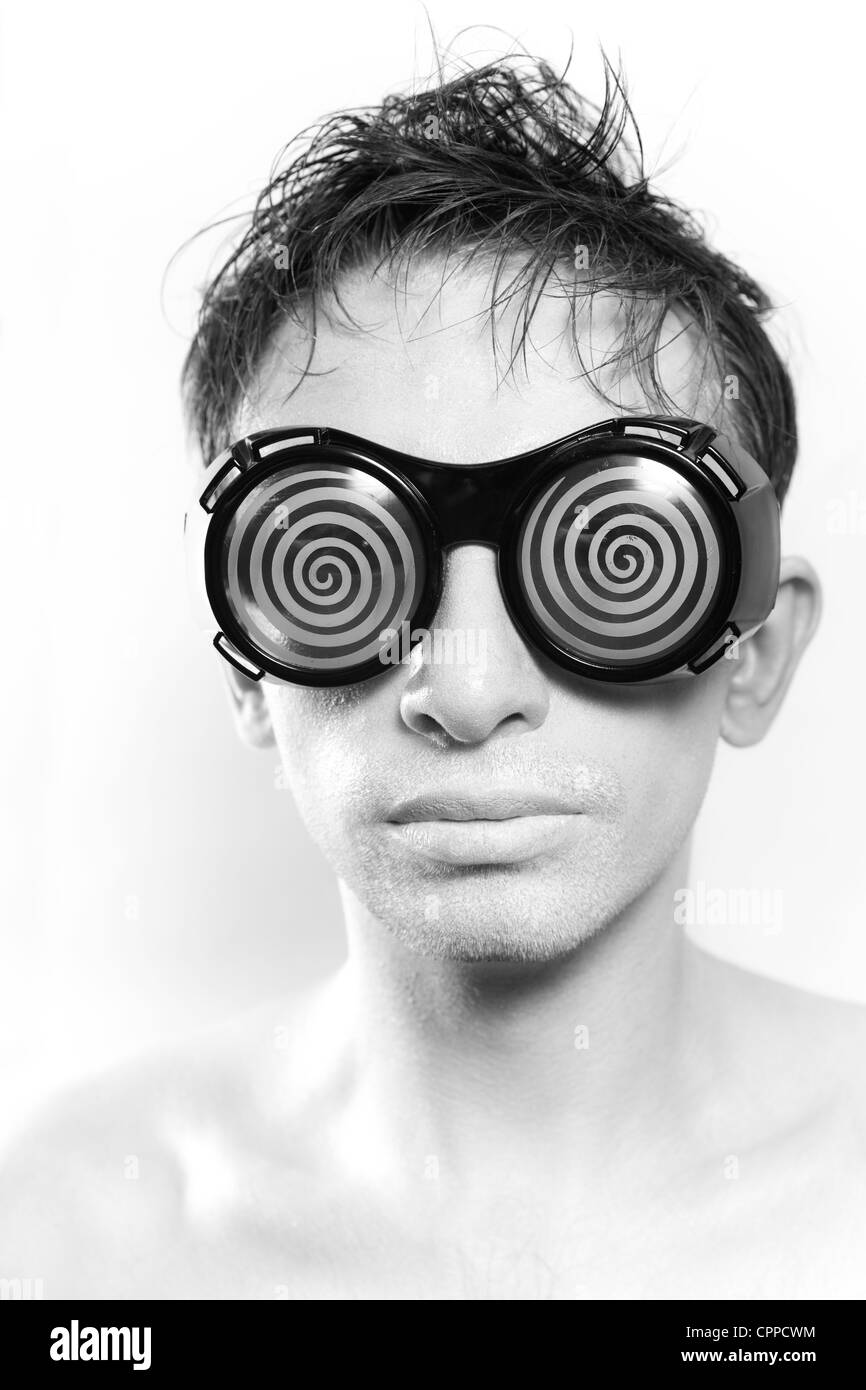 Porträt eines jungen Mannes mit weißer Haut in seltsamen Brille Stockfoto