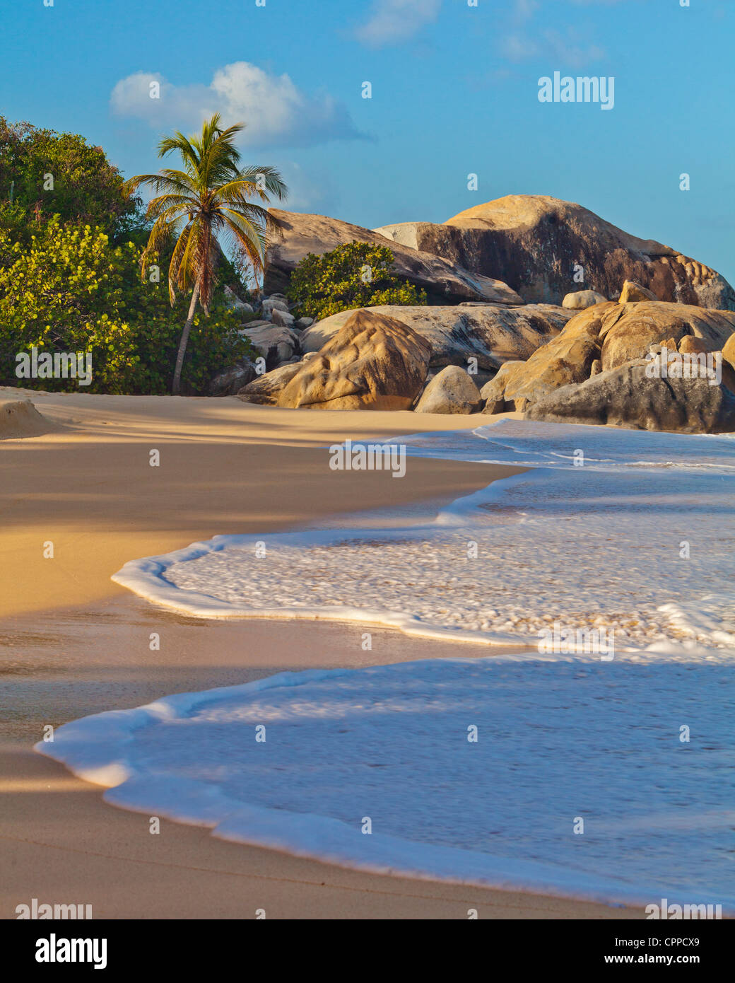 Virgin Gorda, Britische Jungferninseln, Karibik Morgenlicht auf Felsen und Surf Tal Stamm Strand Stockfoto