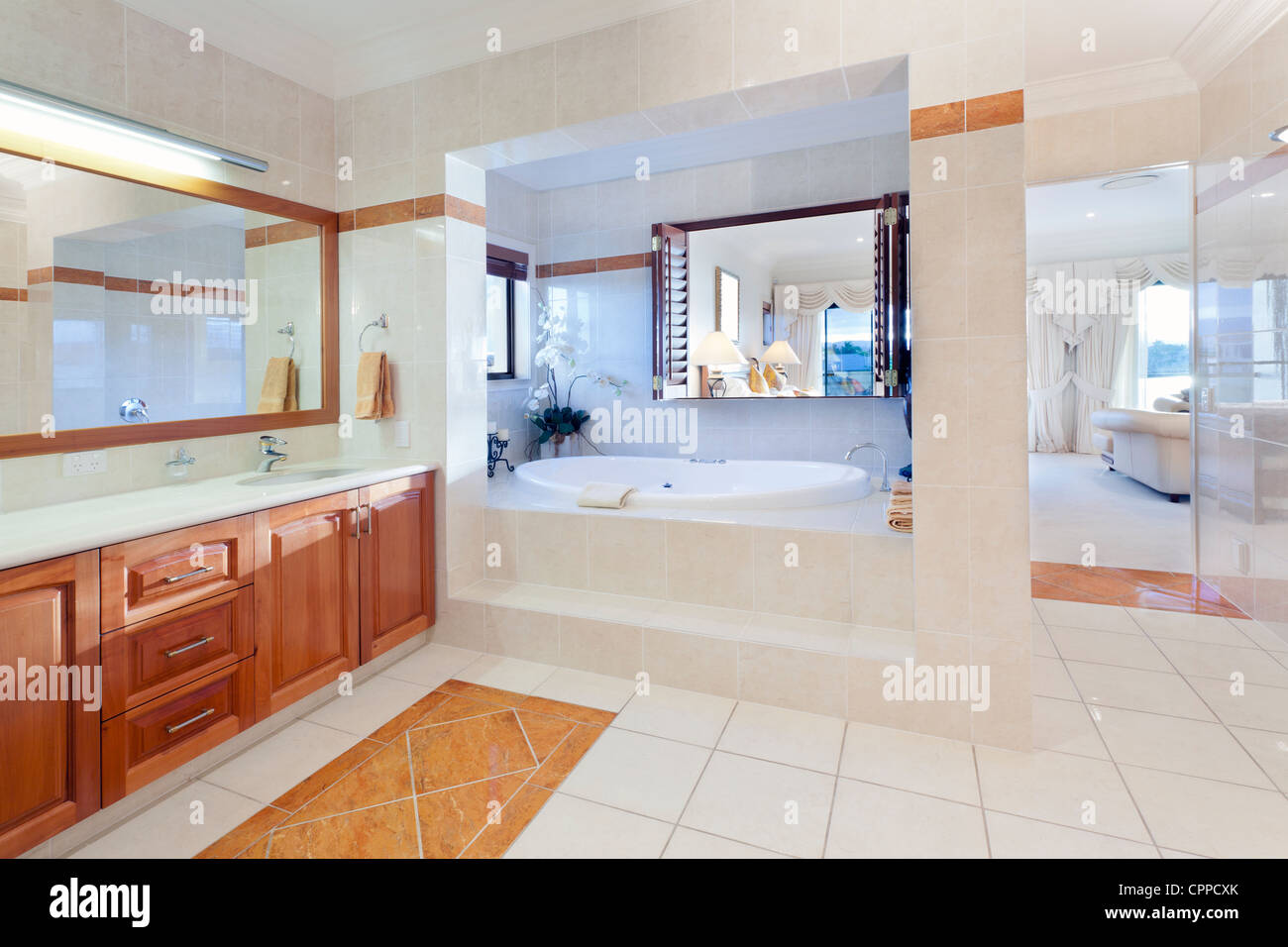 Stilvolles Badezimmer im Luxus-Haus Stockfoto